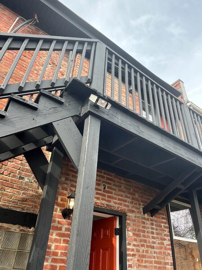 Building Photo - 828 E Main St