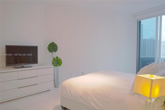 Building Photo - 15811 Collins Ave