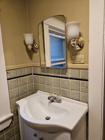 Building Photo - 3 King Ct