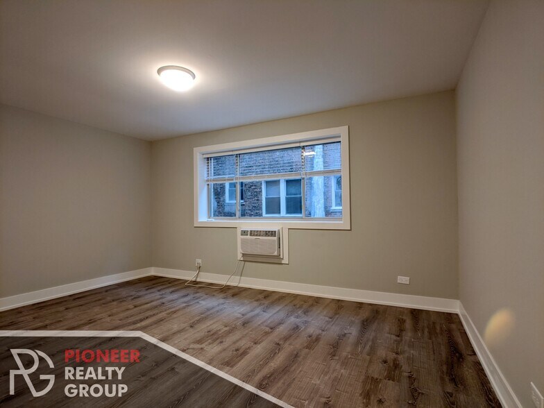 Building Photo - 546 W Surf St