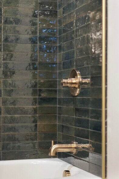 Building Photo - 18 Bank St