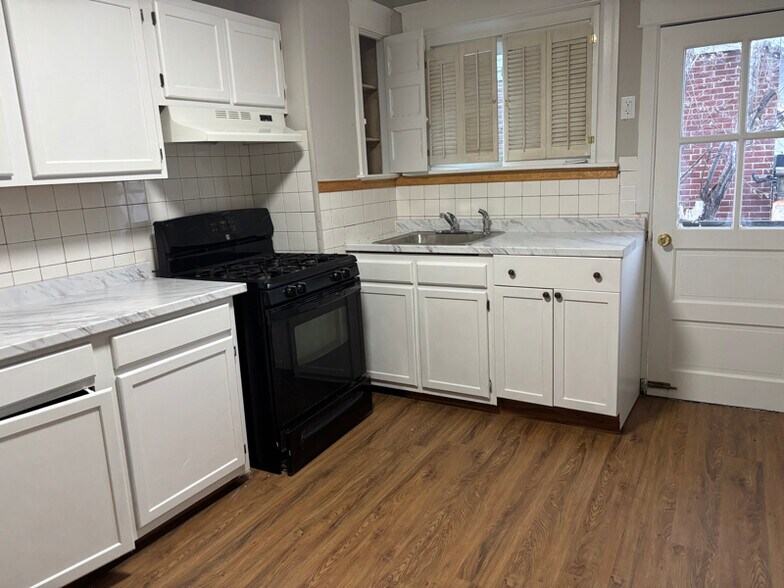 Building Photo - 105 Avon Ave