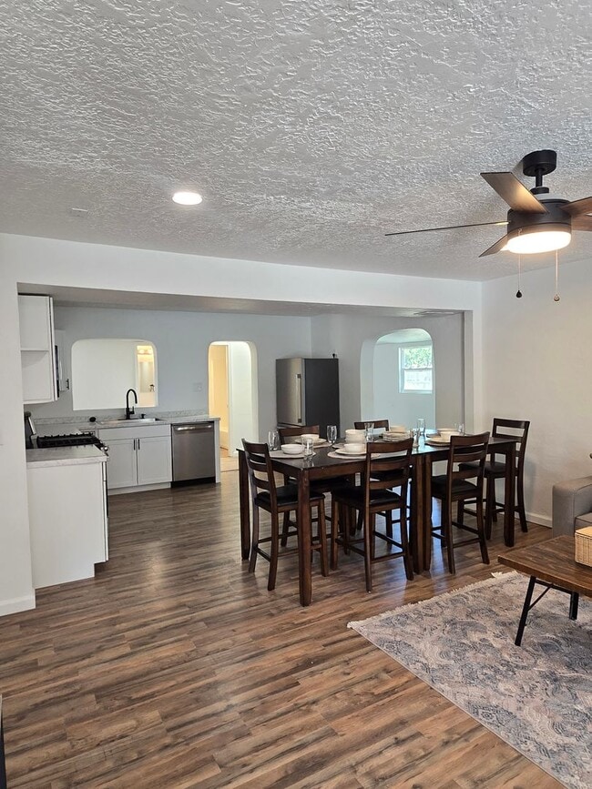 Building Photo - Recently updated 4 bedroom 4 bathroom house in the UNM  North Campus area!