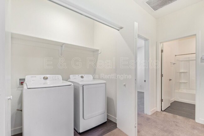 Building Photo - 3218 W Glendale Ave