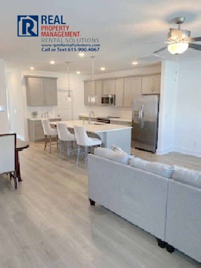 Building Photo - Like new 3 bd townhome in Smyrna with garage!