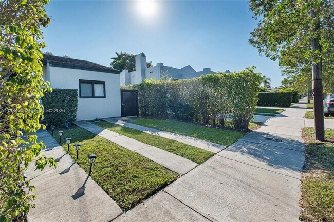 Building Photo - 2520 SW 20th St