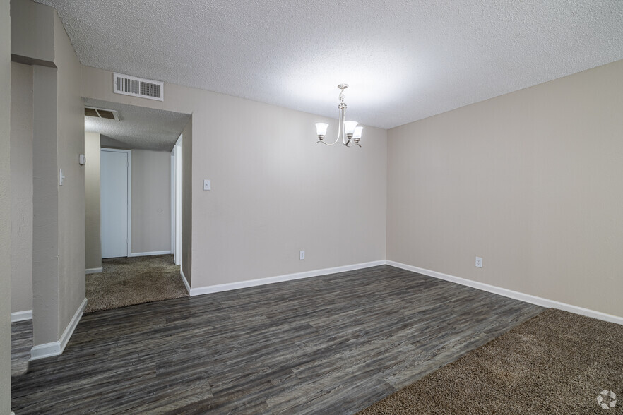 2BR, 2BA - 1,003SF - Dining - Parks on Taylor Apartment Homes