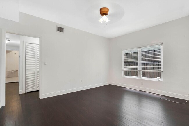 Building Photo - 518 Biscayne Dr