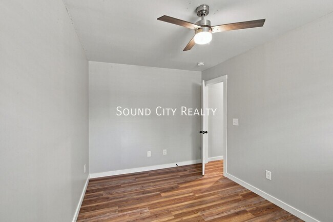 Building Photo - 714 27th Ave N