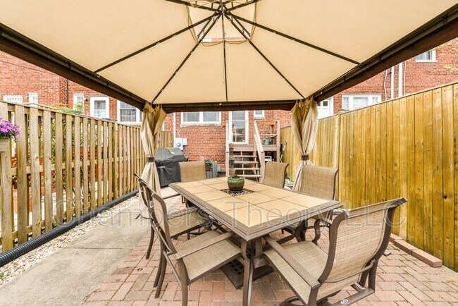 Building Photo - 629 S Henry St