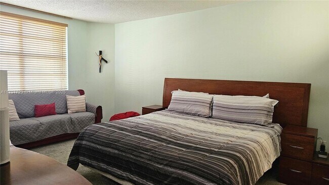 Building Photo - 1985 S Ocean Dr