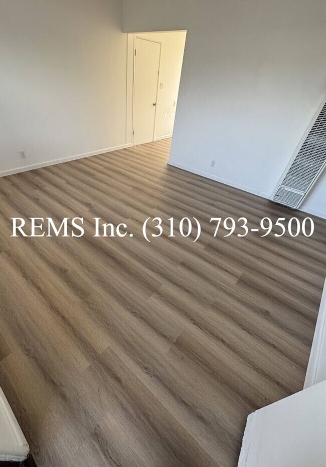 Building Photo - Refurbished Unit with a 1 Car Garage and L...