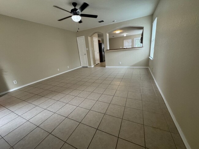 Building Photo - COMFORTABLE HOME | SINGLE STORY  |  CLOSE TO HWY 151 & 410 | SHOPPING & RESTAURANTS