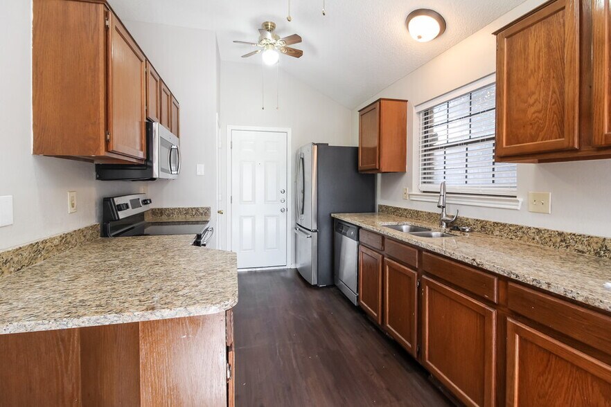 Building Photo - 2506 Arapaho Dr