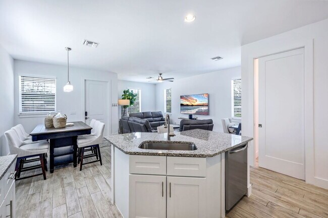 Building Photo - Relaxation & Recreation Await in This Napl...
