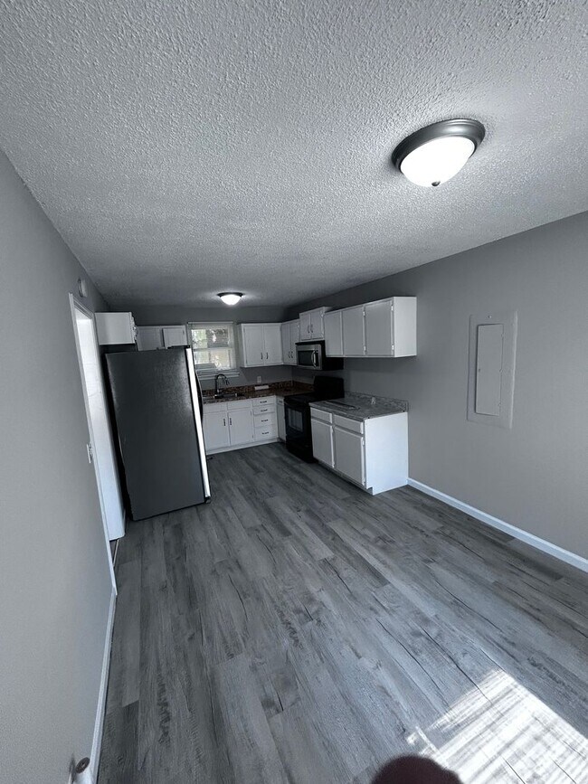 Building Photo - Large three bedroom, one and a half bath t...