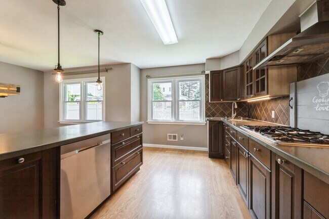 Building Photo - Bergenfield NJ Split Level Spacious Single Family home