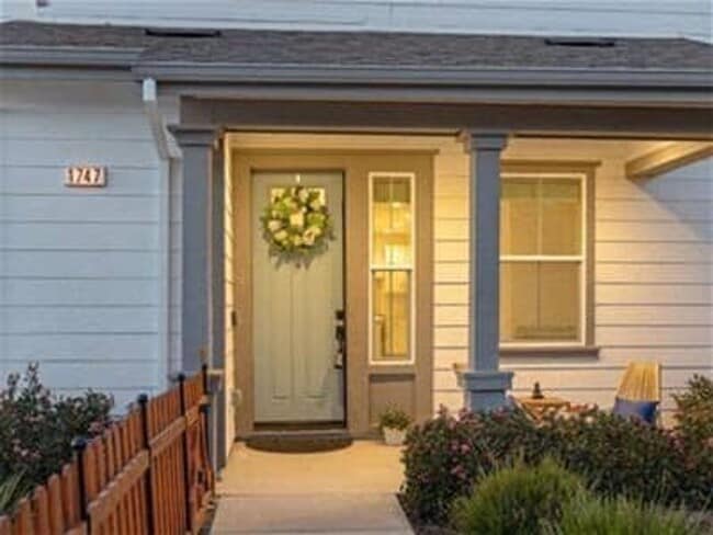 Building Photo - Beautiful, light filled home with EV charger, cozy backyard, very convenient SWSR location