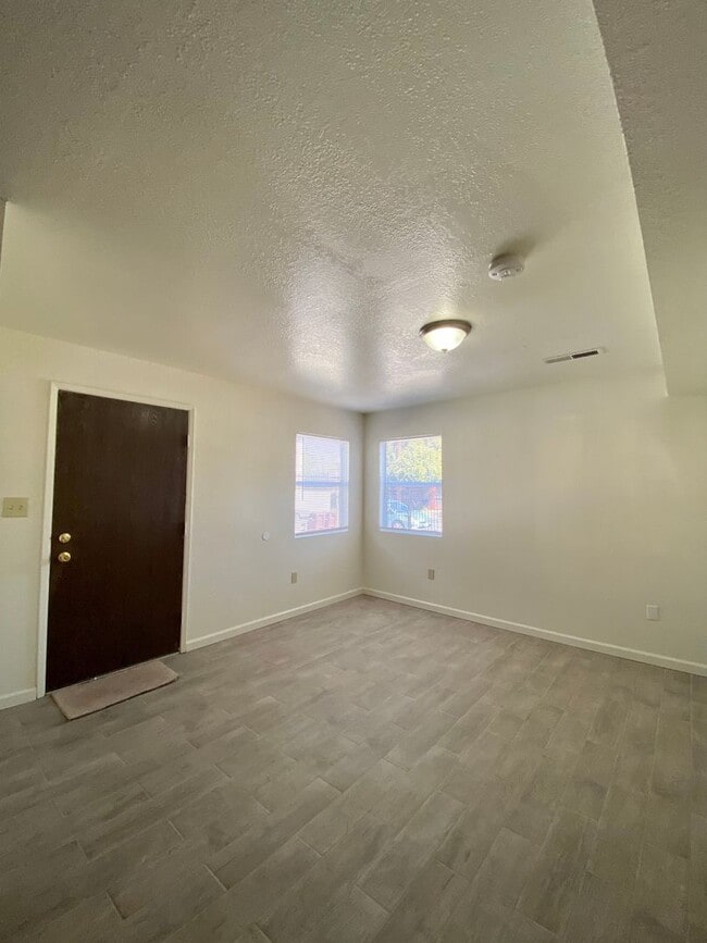 Building Photo - 3 bedroom unit with private laundry. 2 OFF...