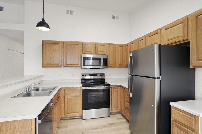 Building Photo - Great Two Bedroom Condo with Garage