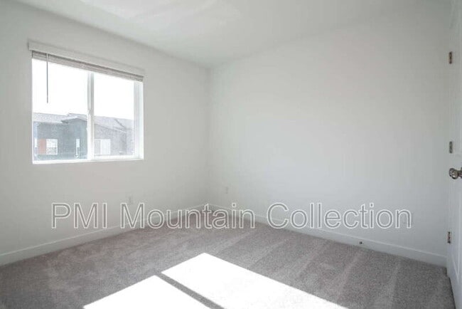 Building Photo - 2484 Wildwood Ln