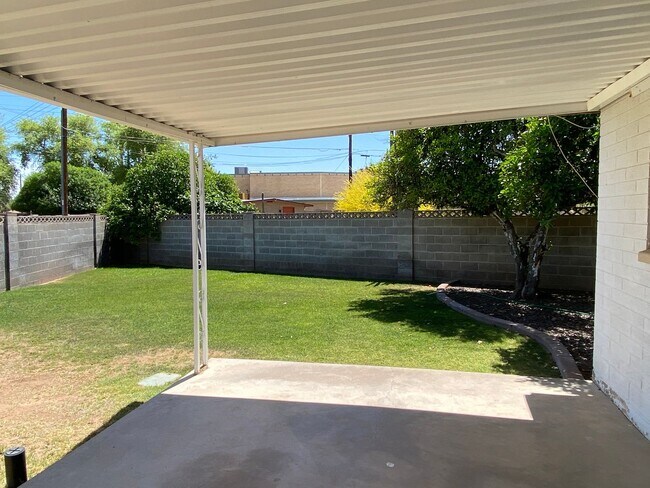 Building Photo - Scottsdale 4 Bed. 1.75 Bath located In Tow...