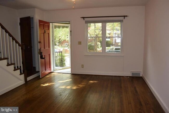 Building Photo - 524 E Luray Ave