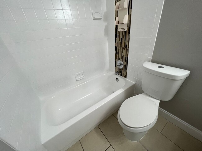 Building Photo - Altamonte Springs 1/1 Condo ~ Lakefront Community ~ Great Amenities!!