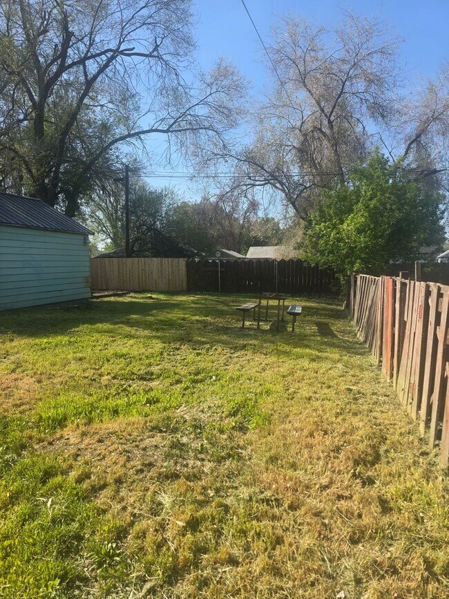 Building Photo - Supper cute 3 bedroom 1 bath house. This house has lots of charm.  The upstairs is one big bedroo...