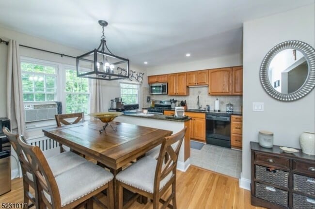 Building Photo - 8 Wedgewood Dr