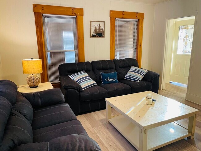 Building Photo - 17 Arch St