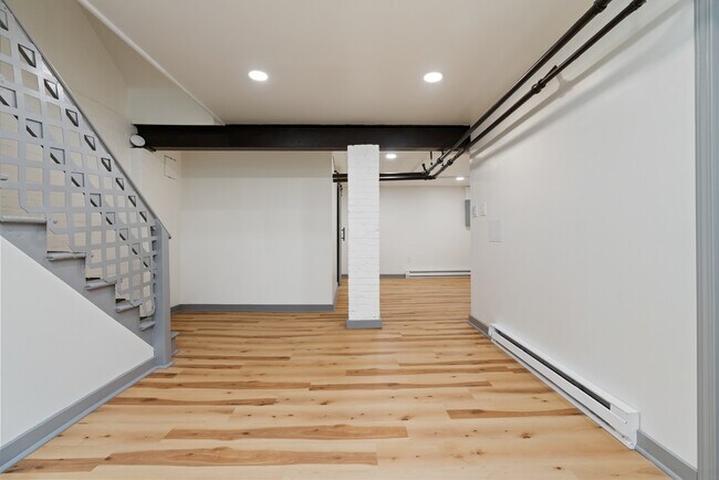 Building Photo - 5905 Hobart St