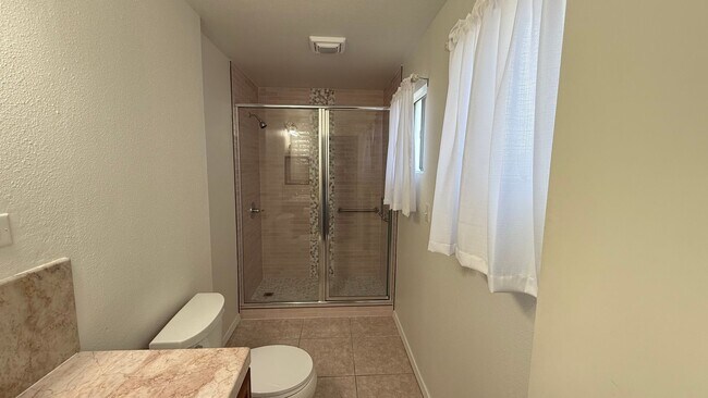 Building Photo - Must-See!!!  5-Bedroom Family Home with Large Yard & Prime Location in Visalia