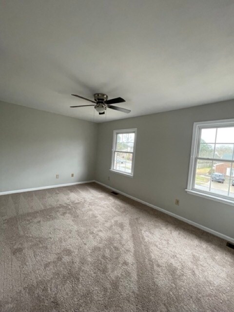 Building Photo - Come visit this cute 3 bedroom 1.5 bath in Chesapeake