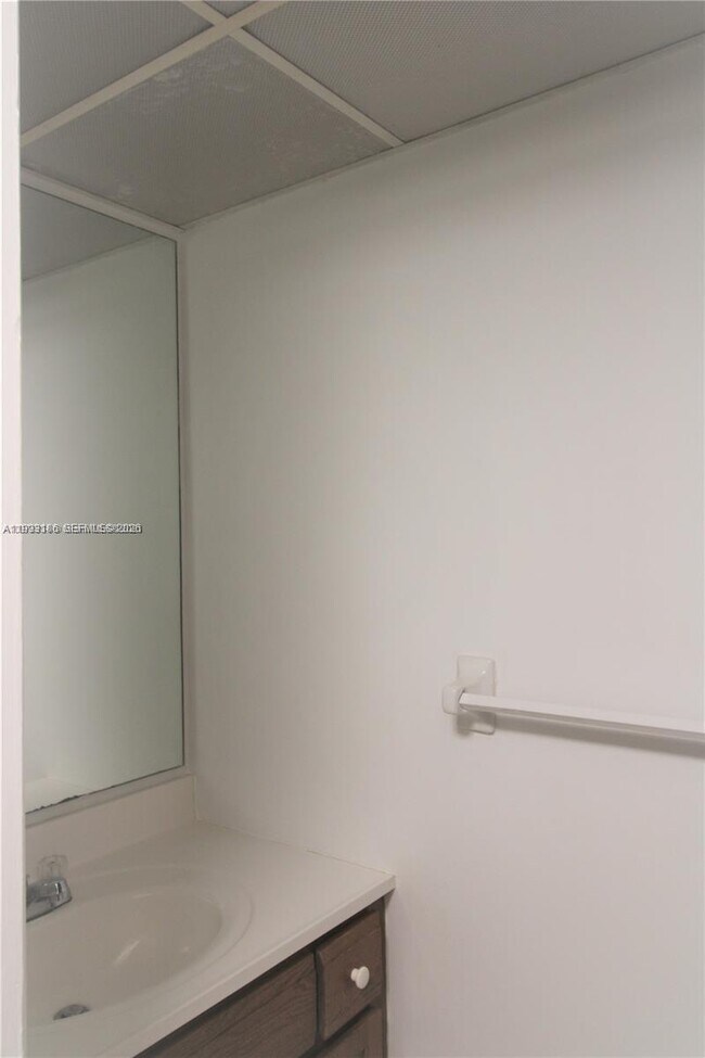 Building Photo - 3690 Inverrary Dr