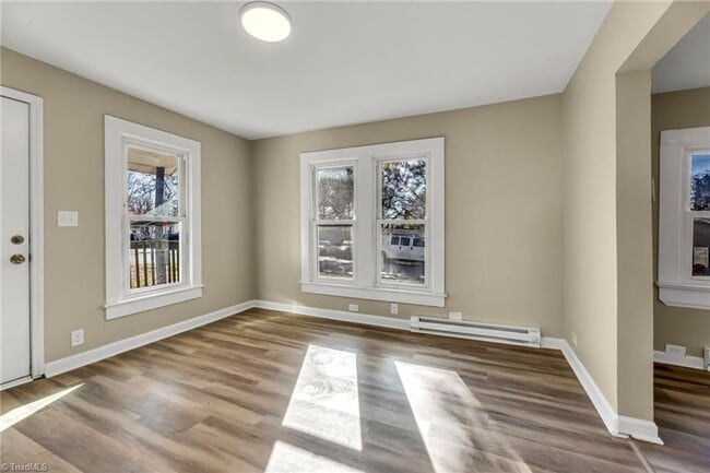 Building Photo - Move in September!!!