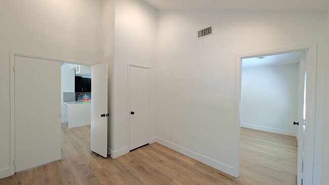 Building Photo - 3 Bedroom Townhome in the Dartmouth Trace Community Near N Dobson Rd and W University Dr!