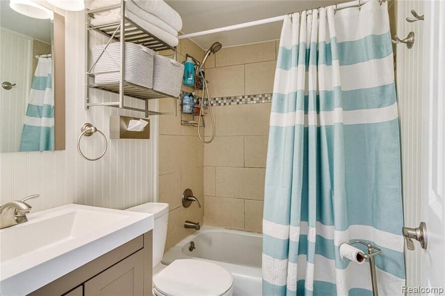 Building Photo - 7187 Silver Lake Rd