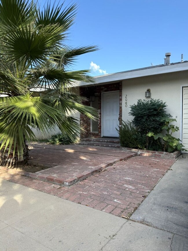 Building Photo - Spacious 2/2 home near shopping