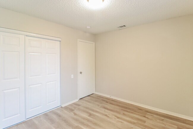 Building Photo - 427 Chancellorsville Dr