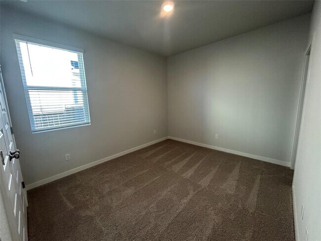 Building Photo - 2423 Ekvall Dr