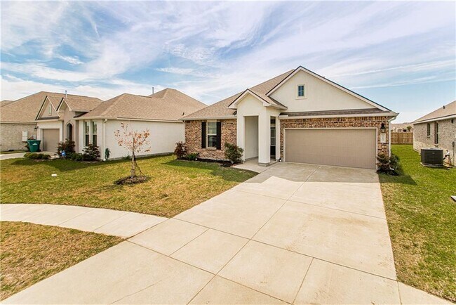 Building Photo - 717 W Lakeshore Landing Dr