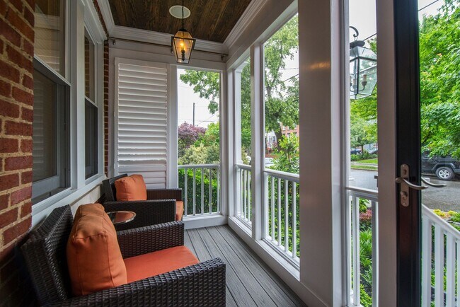Building Photo - Renovated Contemporary - Available FURNISHED or unfurnished RENTAL