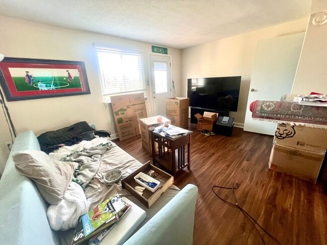 Building Photo - Adorable Townhouse - 2 Bedroom 1.5 Bathroom - Bonnie Brae Drive