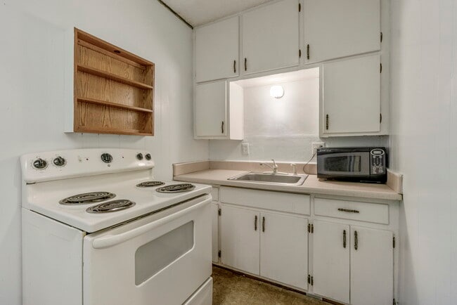 Building Photo - 220 NE 3rd St