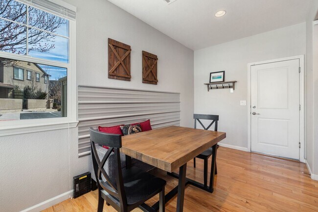 Building Photo - Furnished & Fully Equipped Low Maintenance Town Home (Somersett - Utilities Included)