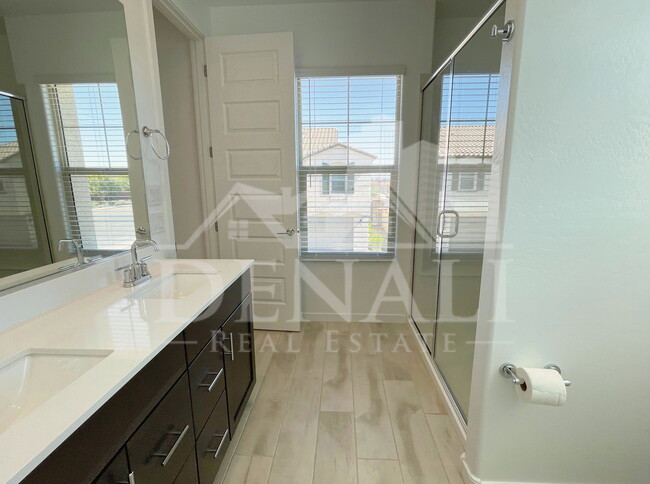 Building Photo - 784 S Hawk Ln