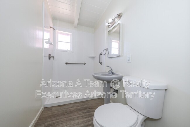 Building Photo - 3550 E Blacklidge Dr