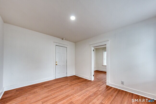 Building Photo - 152 Oak St