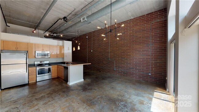 Building Photo - 626 N Graham St